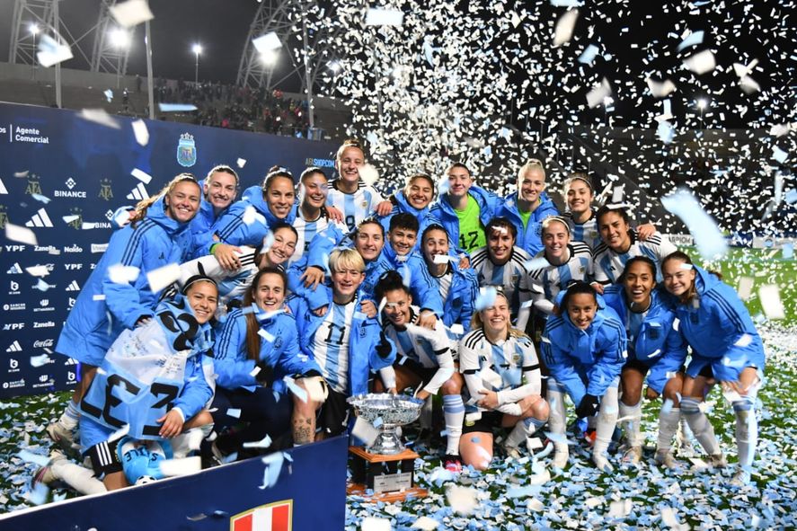 Argentina se llevó una copa por su triunfo amistoso ante Perú. Ahora se viene el Mundial Femenino 2023.