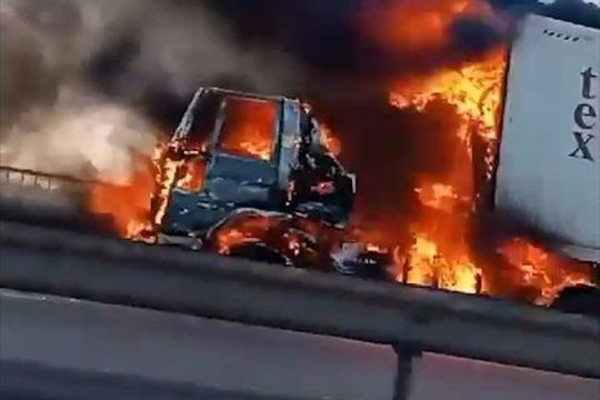 se incendio camion en puente zarate-brazo largo: caos vehicular