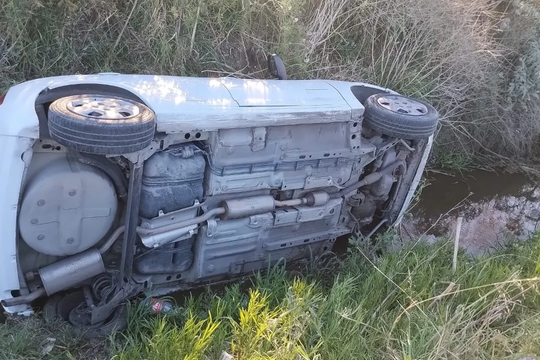 un conductor borracho perdio el control del auto y termino en una zanja