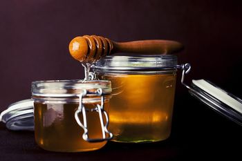 Prohibieron el consumo de una miel, una salsa de soja y un aceite de oliva: cuáles son