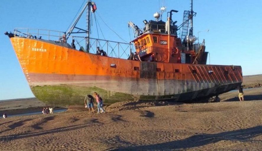 El pesquero Norman, cuando qued&oacute; varado en 2021. Los vecinos le colocaron arena a los costados para que no se ladee.