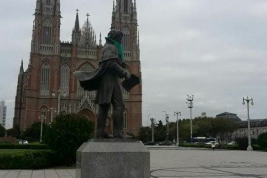 campana por el derecho al aborto: las estatuas de la capital bonaerense amanecieron con panuelos verdes