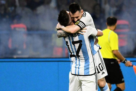 Lionel Messi festeja su gol 100 con la Selección Argentina