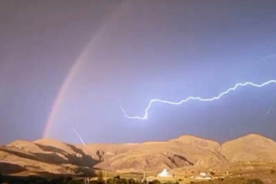 en camara lenta: un video capto el momento exacto en el que un rayo ilumino el cielo en tornquist