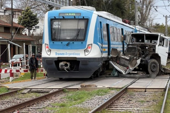quilmes: asi fue el impactante choque entre un camion y un tren