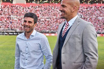 Rodrigo Braña junto a Juan Sebastián Verón en la cancha de Estudiantes.