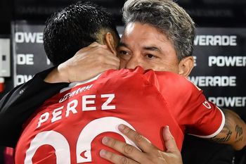 El saludo entre Marcelo Gallardo y Enzo Pérez en la previa. (Foto: prensa River)