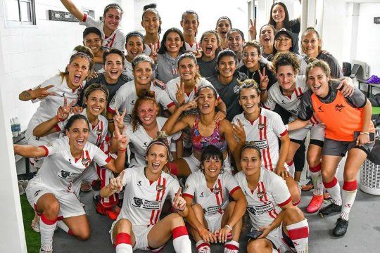 El fútbol femenino de Estudiantes festeja en los vestuarios del Bosque (Foto: Prensa Estudiantes).