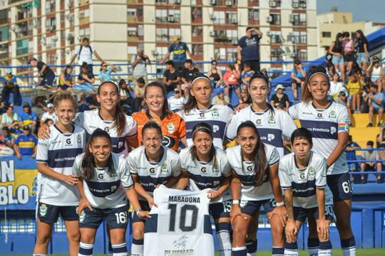 Las chicas de Gimnasia salieron a la cancha con la camiseta del Diego.