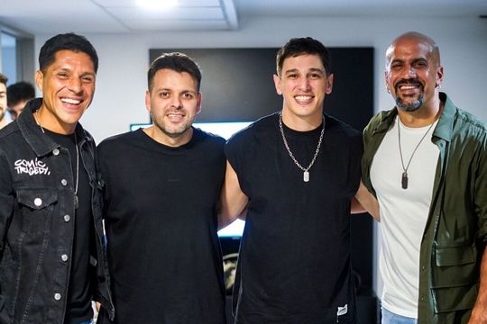 Enzo Pérez y Verón junto a los integrantes de la banda de cuarteto.