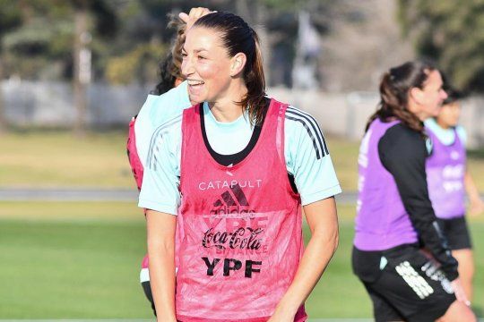 Aldana Cometti en una práctica de la Selección Argentina (Foto: Prensa AFA).