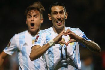 Di María marcó un golazo para Argentina en Uruguay.