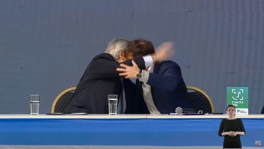 El abrazo entre Alberto Fernández y Axel Kicillof. Hoy se conoce el índice de inflación.