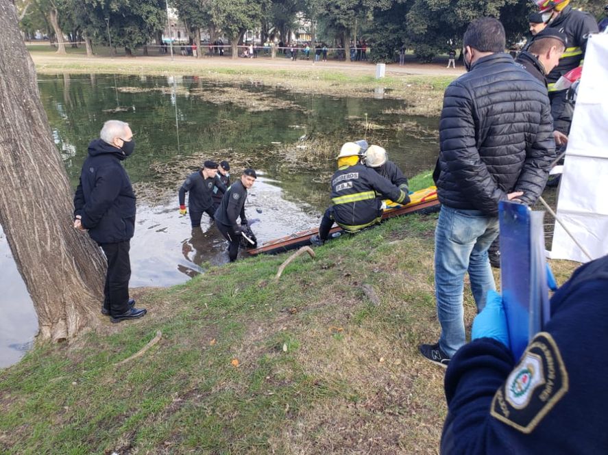 As&iacute; retiraban el cuerpo hallado en el Parque Saavedra de La Plata