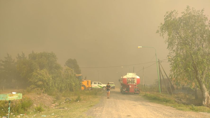 En imágenes: así se ve el incendio de grandes proporciones en Punta Lara.