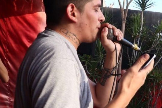 un rapero argentino le pidio casamiento a su novia en medio de una competencia