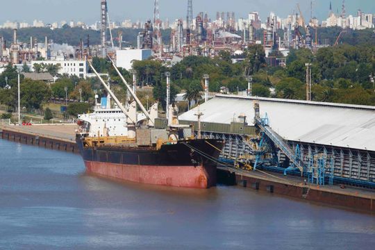 controversia por el aumento de tasas en el puerto de la plata y su impacto en la produccion