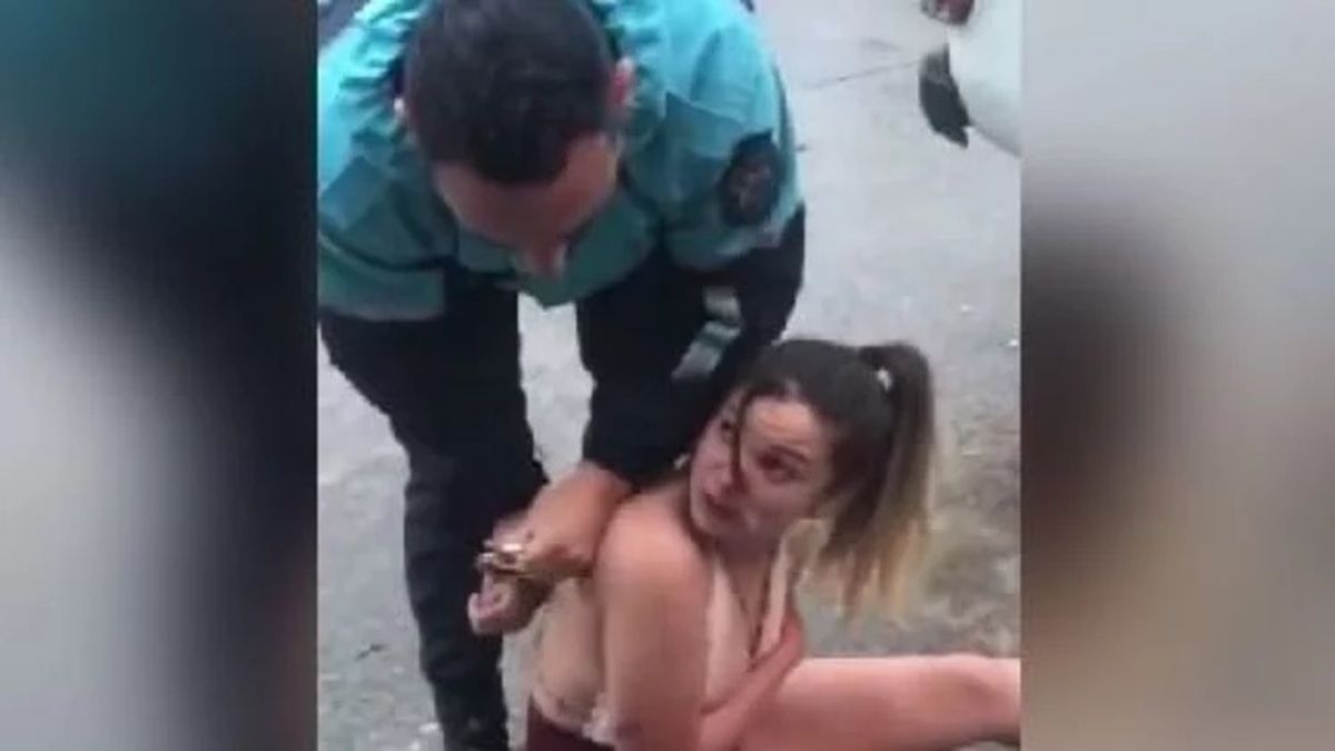 Un policía casi deja desnuda a una joven en un dudoso procedimiento |  Infocielo