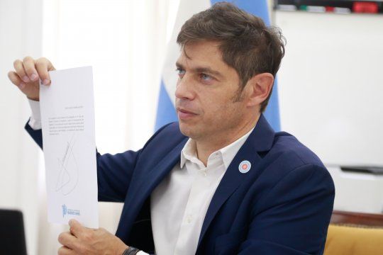 Kicillof muestra el convenio para reactivar el frigorífico de Rauch.