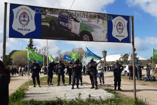 Las protestas de los Policías tuvieron epicentro en el Comando de Patrullas La Plata. 