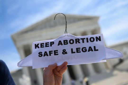aborto: la corte suprema de estados unidos lo prohibe tras 50 anos