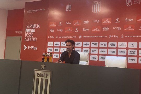 Eduardo Domínguez en conferencia, luego de la victoria de Estudiantes en la previa al clásico