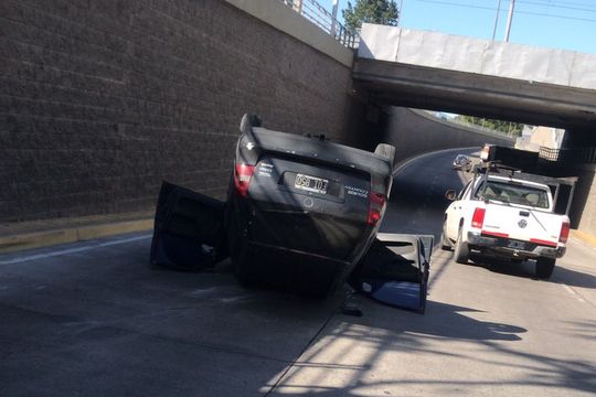 una jubilada resulto con lesiones en un vuelco de auto y quedo internada