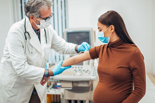 La vacuna del Covid reduce complicaciones durante el embarazo.