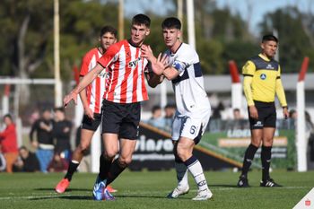 Estudiantes consiguió tres triunfos en seis partidos. Uno de ellos fue en Cuarta, para afianzarse en la punta. (Foto: prensa EDLP)