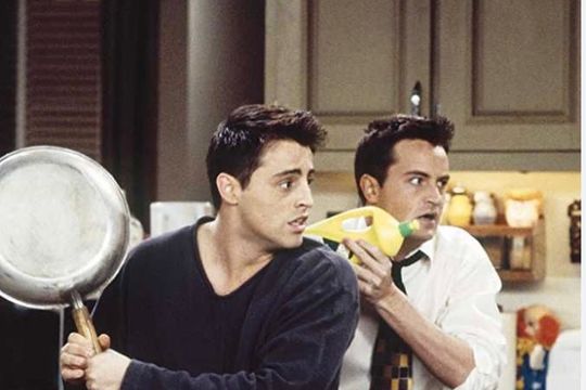 Sigue el dolor en el elenco de Friends: el emotivo adiós de Joey a Chandler.