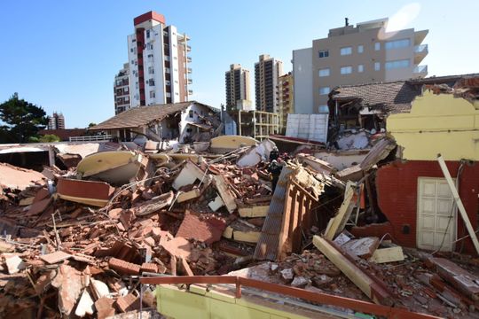 Las impactantes imágenes del derrumbe de un hotel en Villa Gesell.