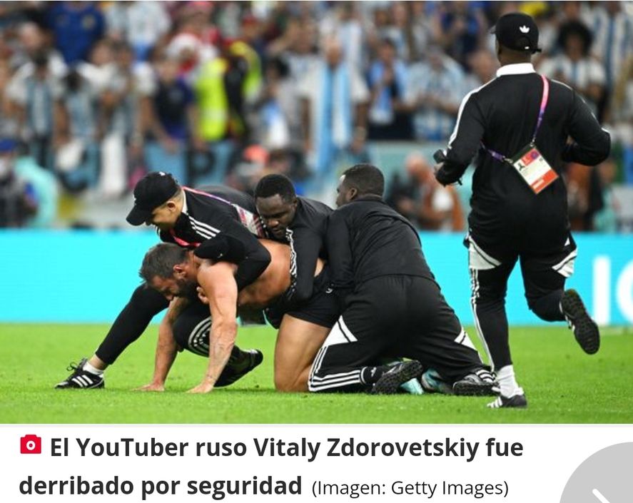 Tacles y otros movimientos de lucha libre debieron realizar los miembros de la seguridad durante el partido entre Argentina y Países Bajos en Qatar por la intrusión del youtuber ruso 
