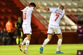 Gustavo Del Prete goleador de Estudiantes ante Barracas Central por la Copa de la Liga