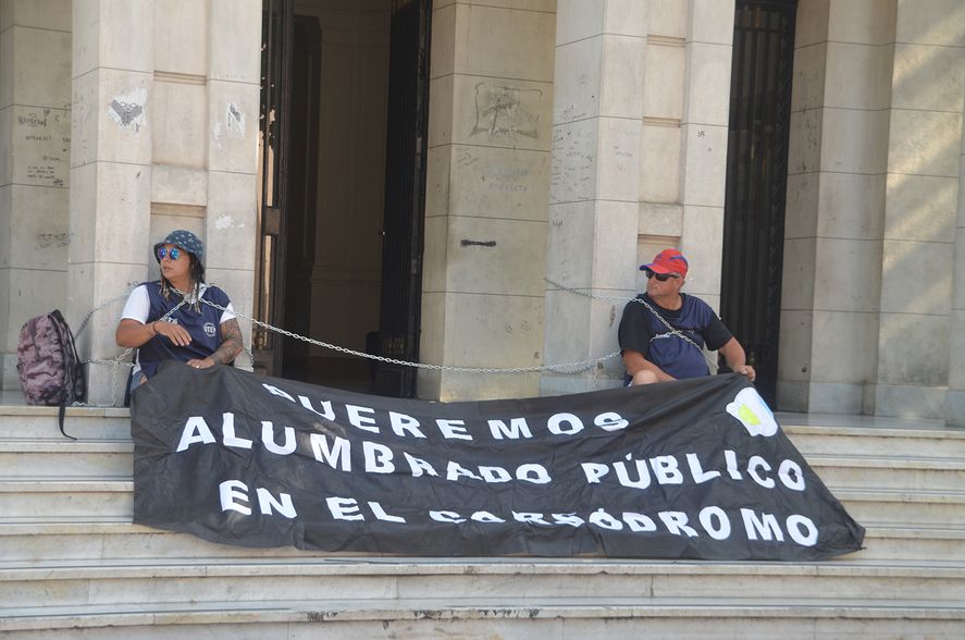 Manifestantes del MTE se encadenaron frente al Palacio San Martín de Olavarría