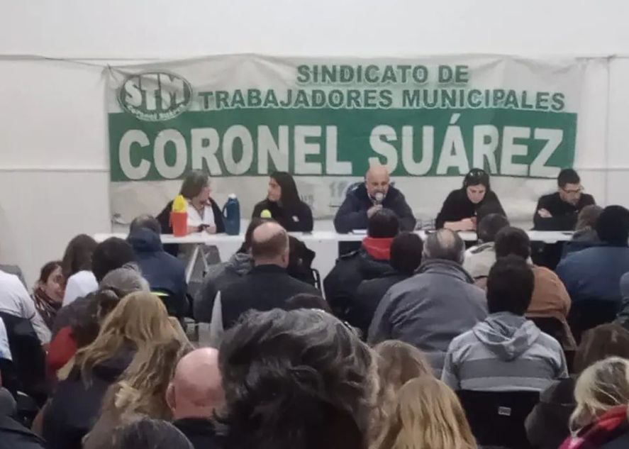 Municipales de Coronel Suárez realizaron una ruidosa protesta y exigieron respuestas a la gestión de Ricardo Moccero.