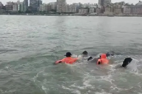 Prefectura Naval Argentina rescató a un hombre que había ingresado al mar y no podía volver a la costa.