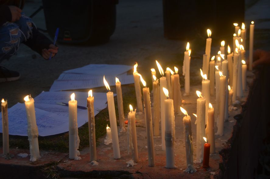 Vecinos de Loma Negra agruparon las velas e iluminaron el sector de la plaza