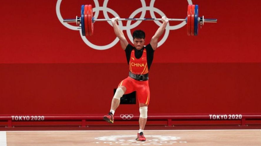 Impactante: Li Fabin sostiene 166 kilos con una sola pierna y se qued&oacute; con el oro para China que lidera el medallero en los Juegos Ol&iacute;mpicos de Tokio 2020.