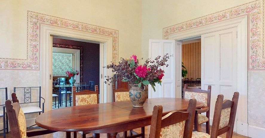Mirá las increíbles fotos de la mansión de Villa Elisa que se vende en U$D 3 millones
