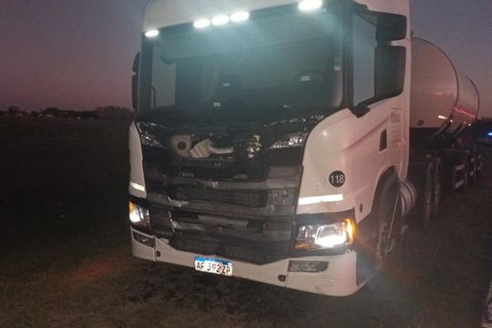 El camión involucrado en el choque frontal en Luján