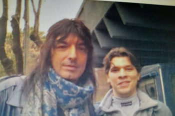 La foto de Emiliano Galli junto al guitarrista de Rata Blanca, Walter Giardino.