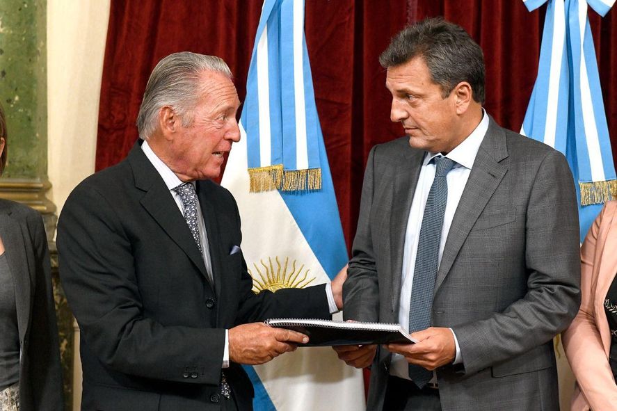 Sergio Massa junto al presidente de la UIA