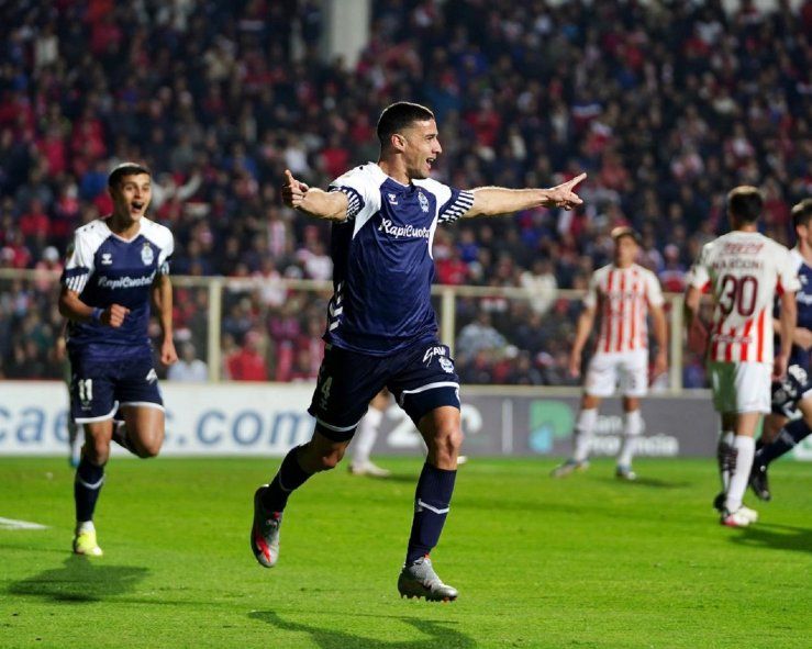 Leonardo Morales festeja su gol en Gimnasia ante Uni&oacute;n por la Liga Profesional