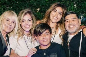 Foto familiar de Gianinna Maradona con un Diego sonriente 