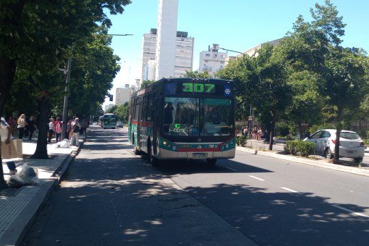 los colectivos del amba otra vez en jaque: peligra el pago del aguinaldo y piden reunion urgente