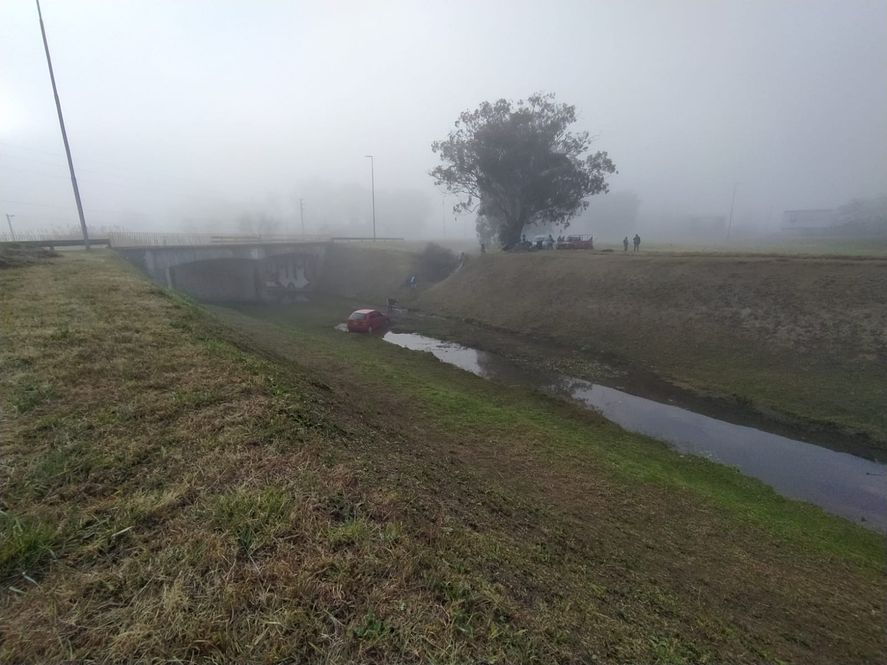 La Plata: se cayó en su auto a un arroyo y lo tuvieron que rescatar