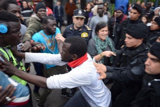 detuvieron a un vendedor ambulante senegales acusado de resistencia a la autoridad