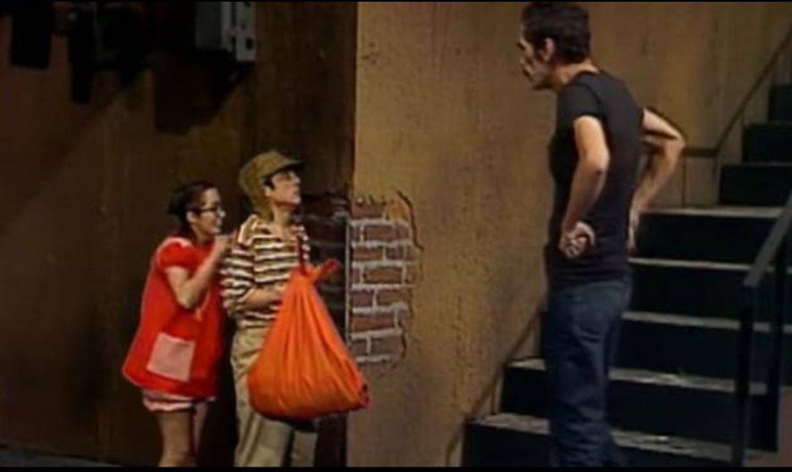 La imagen muestra el momento exacto en que el Chavo llega por primera vez a la vecindad en 1971