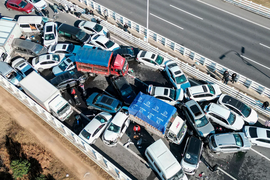 inedito choque multiple en china: 200 vehiculos involucrados