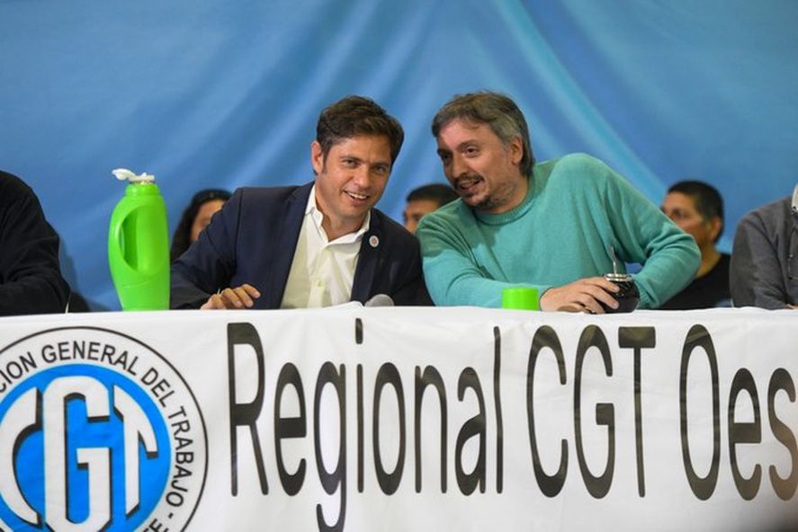 Axel Kicillof y Máximo Kirchner en Merlo durante el recambio de autoridades del PJ de la regional oeste.